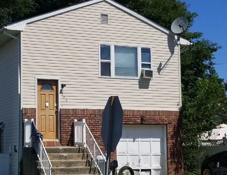48th St, Lindenhurst, NY 11757, Foreclosure 353,700 4BD / 1BH