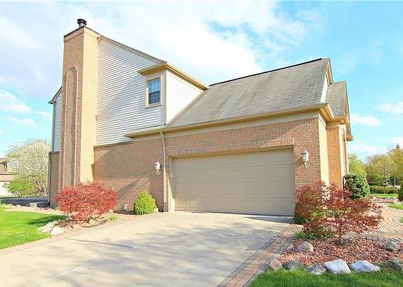 Bloomfield Oaks Dr, West Bloomfield, MI 48324, Foreclosure 399,900