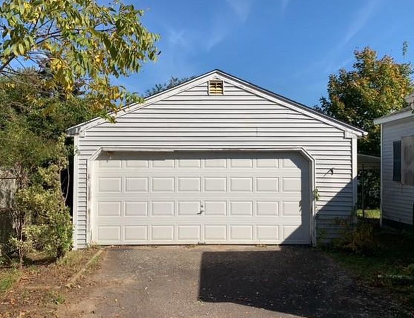 Midway Oval, Groton, CT 06340, Foreclosure 119,000 2BD / 1BH