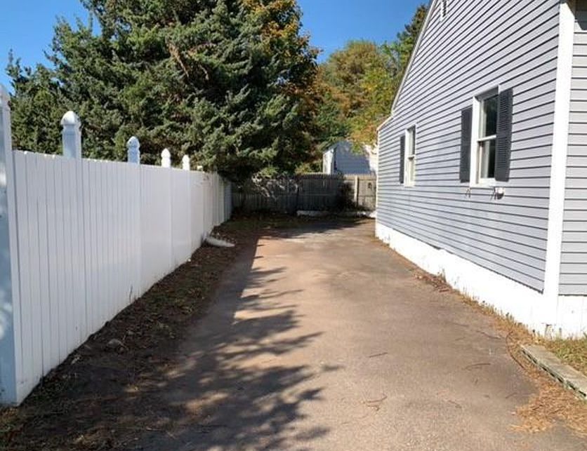 Midway Oval, Groton, CT 06340, Foreclosure 119,000 2BD / 1BH