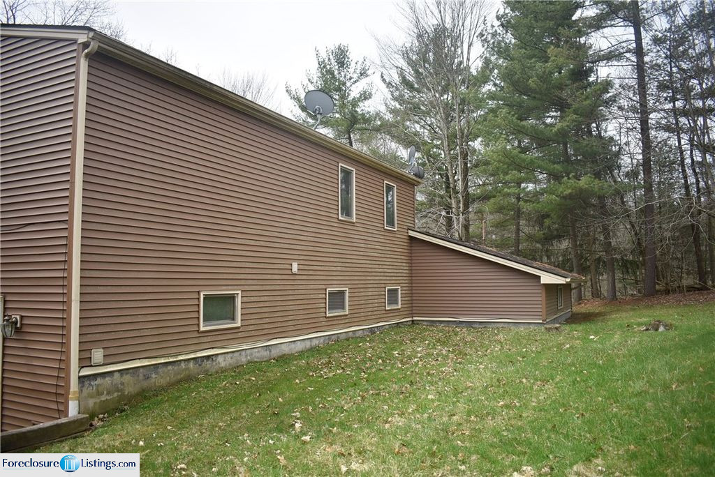 Whispering Pines Dr, Canfield, OH 44406, Foreclosure 164,900 4BD