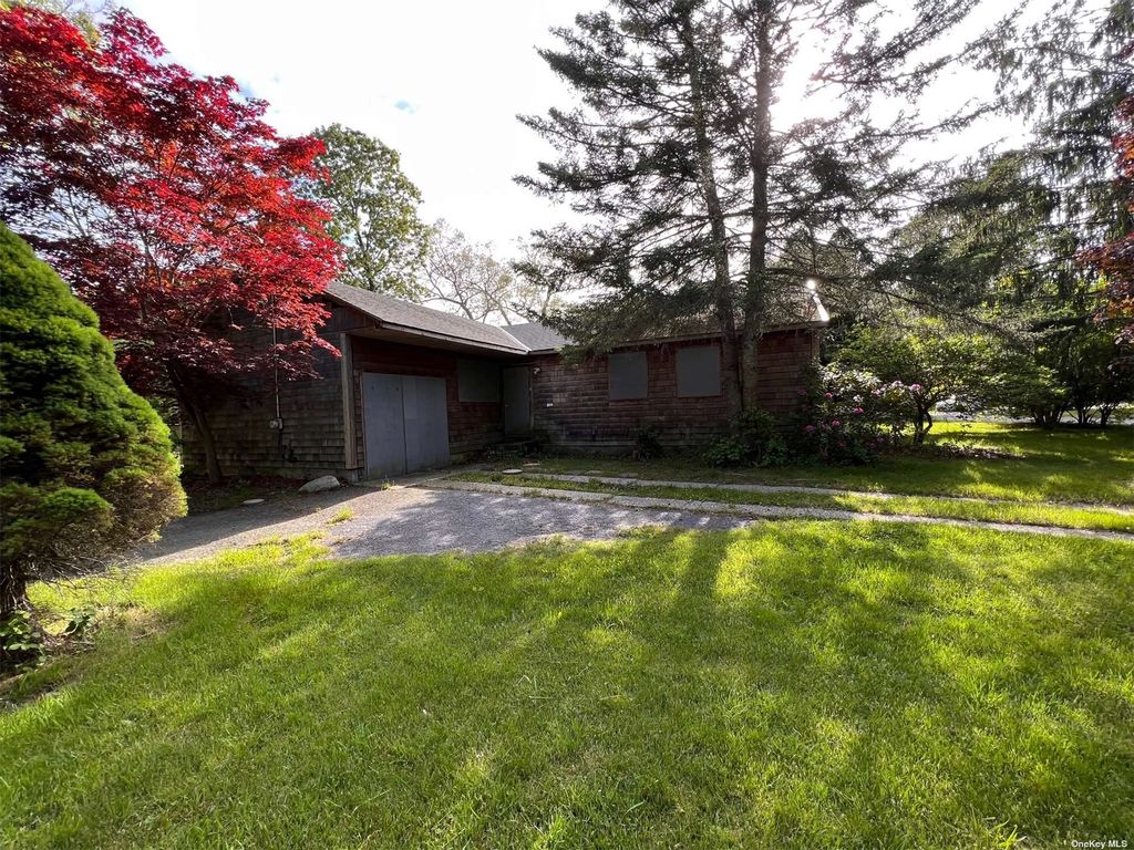 Sleepy Hollow Dr, Shirley, NY 11967, Foreclosure 379,000 3BD / 2BH