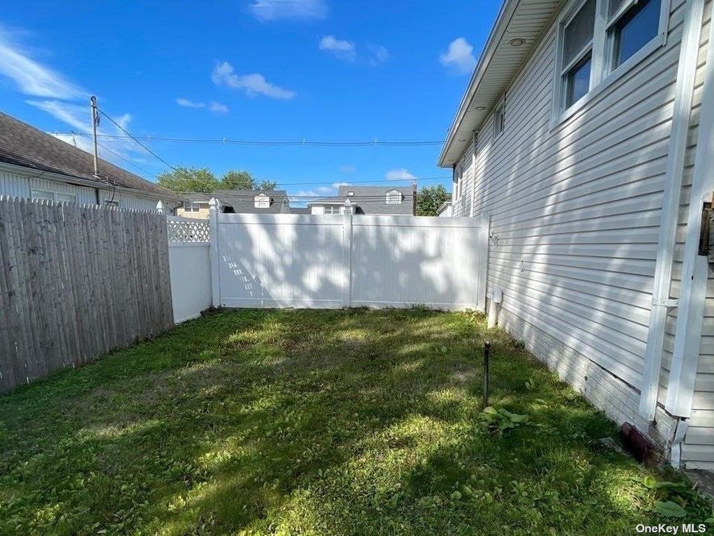 Miller Ave, Freeport, NY 11520, Foreclosure 380,000 2BD / 1BH