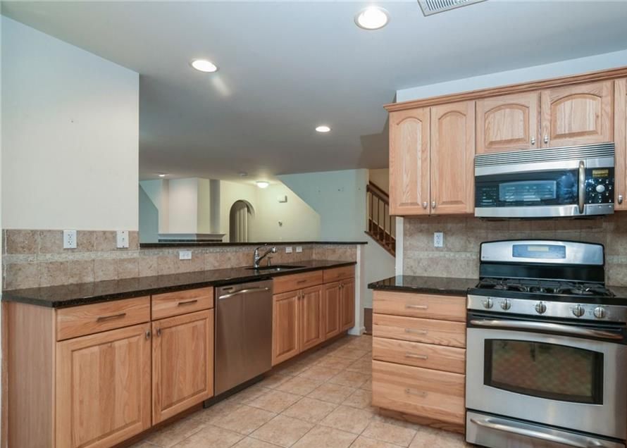 Viewpoint Ter, Peekskill, NY 10566, Preforeclosure 526,700 3BD / 3