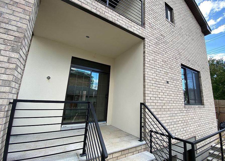 220th St, Queens Village, NY 11428, Preforeclosure 590,000 5BD / 5BH Preforeclosure