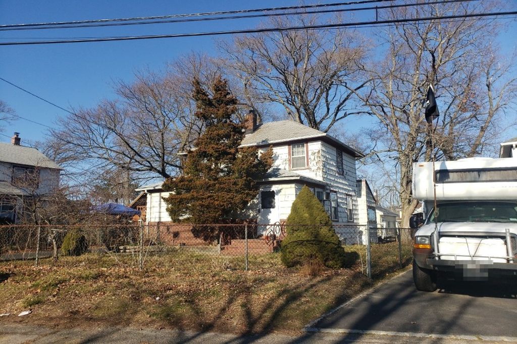 Howells Rd, Bay Shore, NY 11706, Preforeclosure 332,516 2BD / 1BH