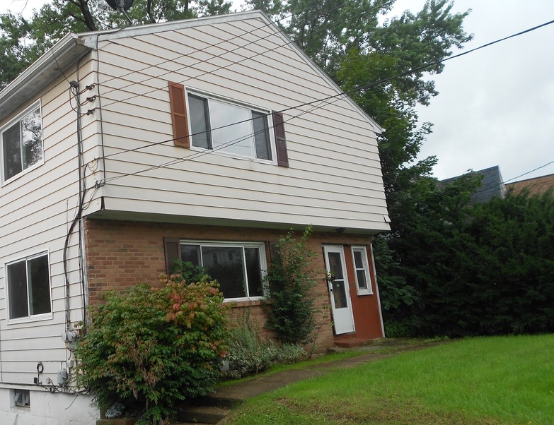 Watson Blvd, Endicott, NY 13760, Preforeclosure 149,700 6BD / 2BH