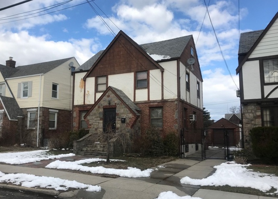 219th St, Queens Village, NY 11428, Preforeclosure 657,270 3BD / 3BH Preforeclosure