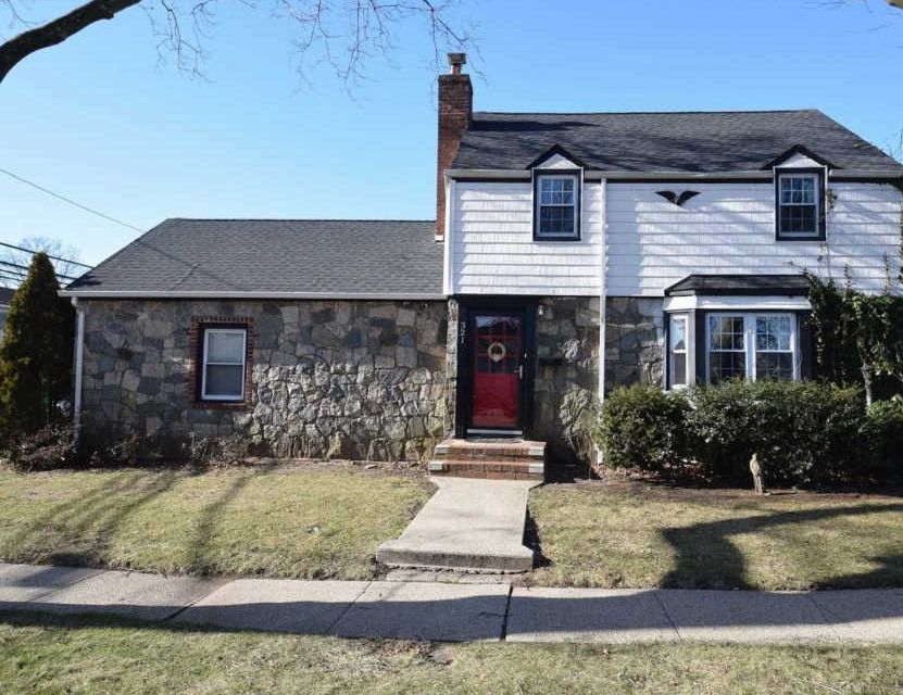 S 10th St, New Hyde Park, NY 11040, Preforeclosure 572,000 3BD