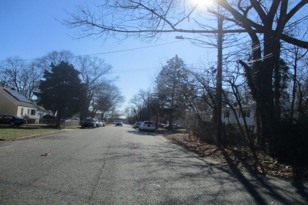 N 17th St, Wyandanch, NY 11798, Preforeclosure 356,000 5BD / 3BH