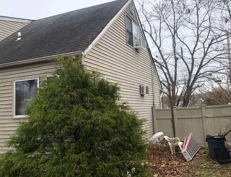 Brookdale Ave, Bay Shore, NY 11706, Preforeclosure 367,600 4BD