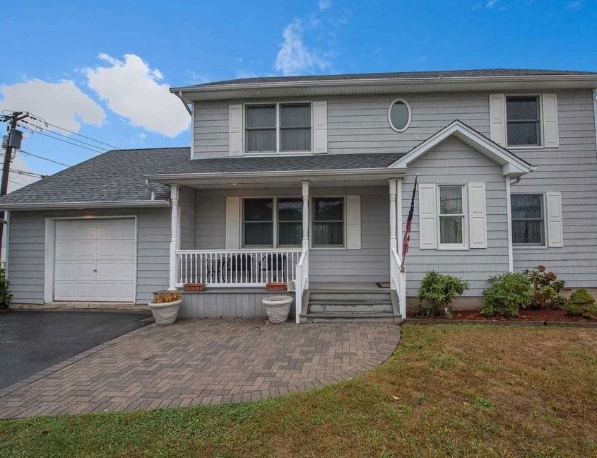 W Main St, Babylon, NY 11702, Preforeclosure 575,000 5BD / 2BH