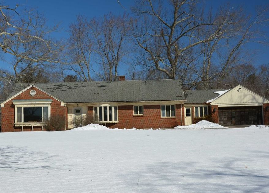 Central Ave, Johnston, RI 02919, Preforeclosure 328,233 3BD / 1.5BH Preforeclosure