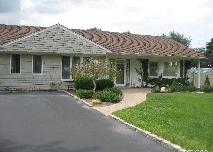 Terry Rd, Smithtown, NY 11787, Preforeclosure 530,200 5BD / 3BH