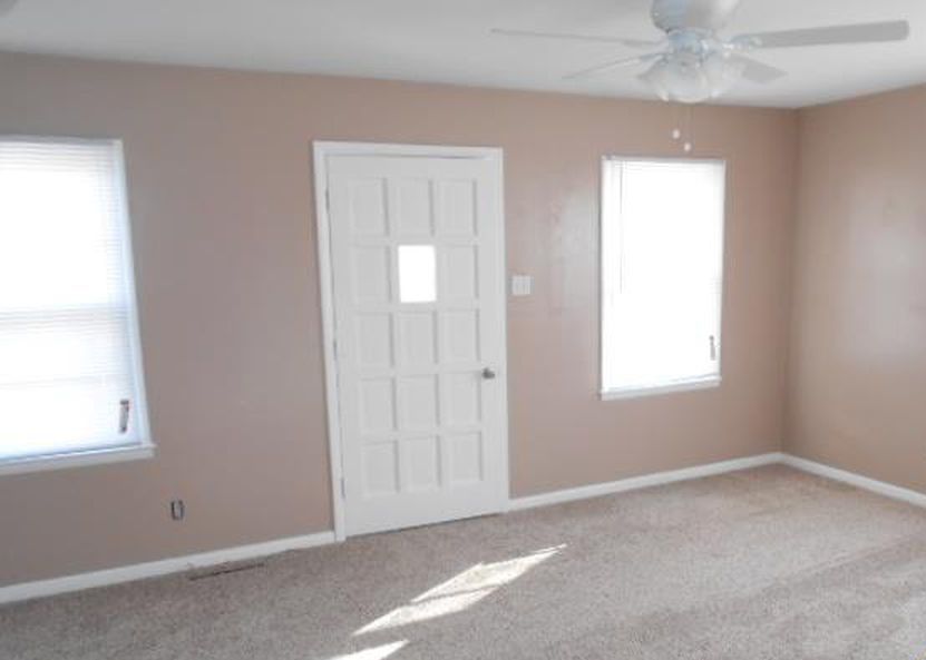 Sw Reynolds Dr, Topeka, KS 66606, Preforeclosure 68,500 3BD / 2BH