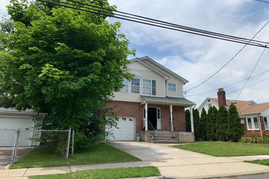 Valcour Ave, Uniondale, NY 11553, Preforeclosure 399,623 3BD / 2BH