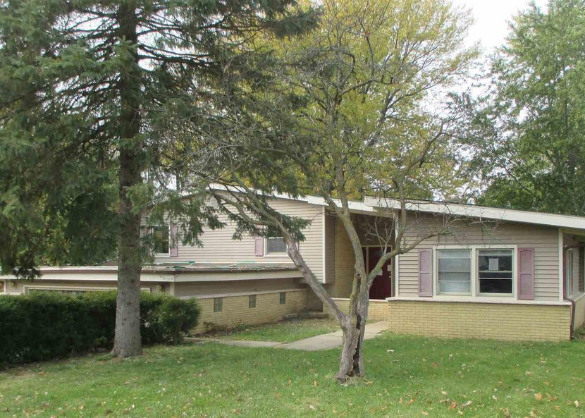 Hilltop Dr, Streator, IL 61364, Preforeclosure 122,020 3BD / 2BH
