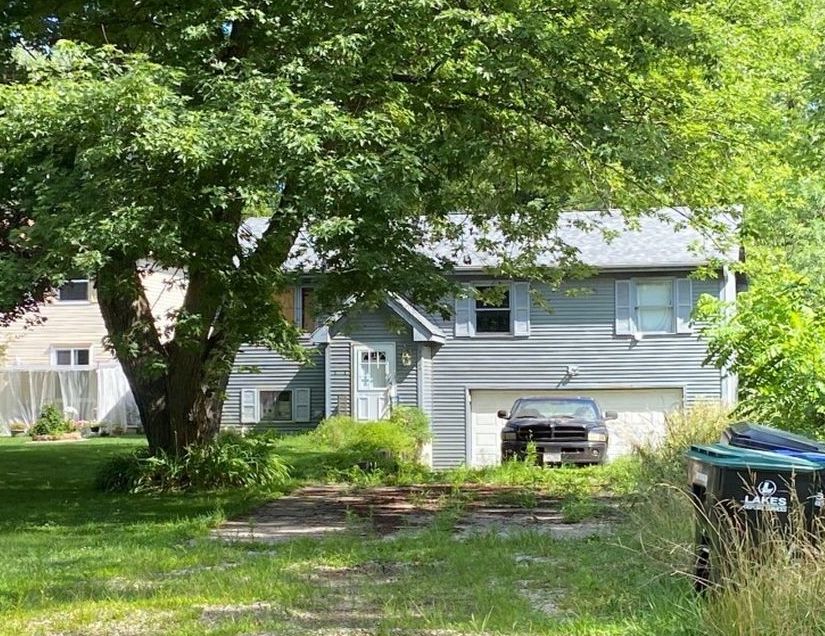 W Clinton Ave, Round Lake, IL 60073, Preforeclosure 137,900 3BD / 1.5BH Preforeclosure