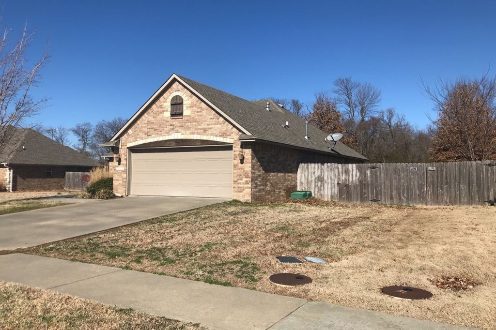 W Mountain View Dr, Fayetteville, AR 72704, Preforeclosure 233,984