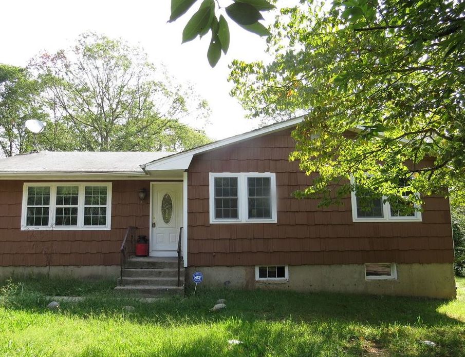 Fife Dr, Coram, NY 11727, Preforeclosure 291,100 3BD / 1BH Preforeclosure Listing 29863571