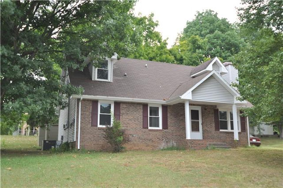 Helton Dr, Clarksville, TN 37042, Preforeclosure 196,700 4BD / 2BH