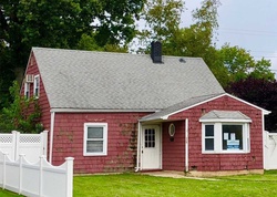  Old Farm Rd, Levittown NY