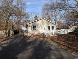  Carlton Dr E, Shirley NY