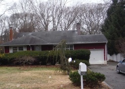  Sleepy Hollow Dr, Shirley NY