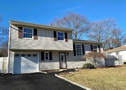 Foreclosure Listing in MOUNT RAINIER AVE FARMINGVILLE, NY 11738