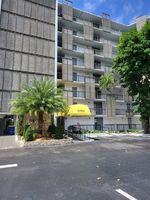  W Country Club Dr , Miami FL
