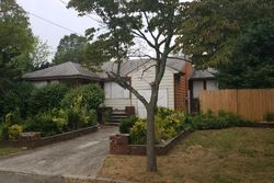 Foreclosure Listing in QUEENS AVE WEST BABYLON, NY 11704