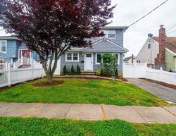  E Hollywood Ave, Lindenhurst NY