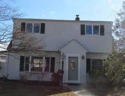  Crest Ln, Levittown NY