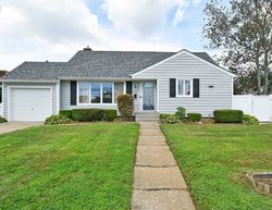  15th St, West Babylon NY