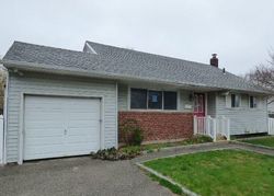  E Hampton Rd, Lindenhurst NY