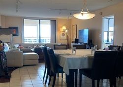  Parkview Dr , Hallandale FL