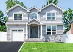 Foreclosure Listing in RAYNHAM DR SYOSSET, NY 11791