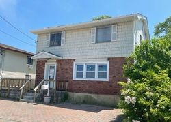  S Bay St, Lindenhurst NY