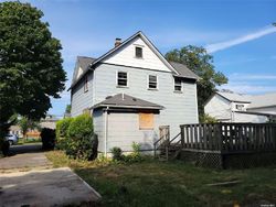  S 2nd St, Lindenhurst NY
