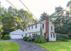  Erics Ln, Rexford NY