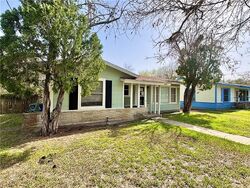  E Hutchinson St, Beeville TX