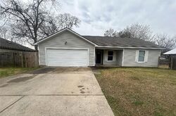  N 3rd St, Sealy TX