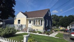 Pre-foreclosure in  STEIN DR Bay Shore, NY 11706