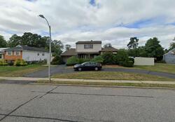 Pre-foreclosure in  AUTUMN LN Amityville, NY 11701