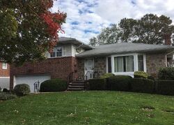 Pre-foreclosure in  EASTFIELD LN Melville, NY 11747
