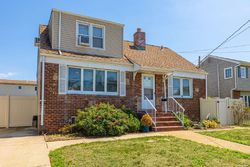 Pre-foreclosure Listing in BRANCH AVE FREEPORT, NY 11520