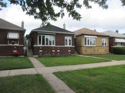 Pre-foreclosure in  S ESCANABA AVE Chicago, IL 60617