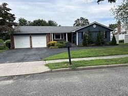Pre-foreclosure in  OSAGE DR Huntington Station, NY 11746