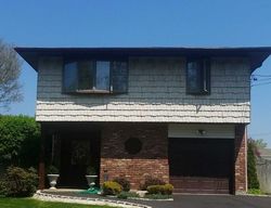 Pre-foreclosure Listing in LAKEWAY DR WEST BABYLON, NY 11704