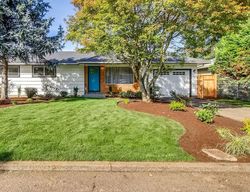 Pre-foreclosure in  SE BROOKLYN ST Portland, OR 97236